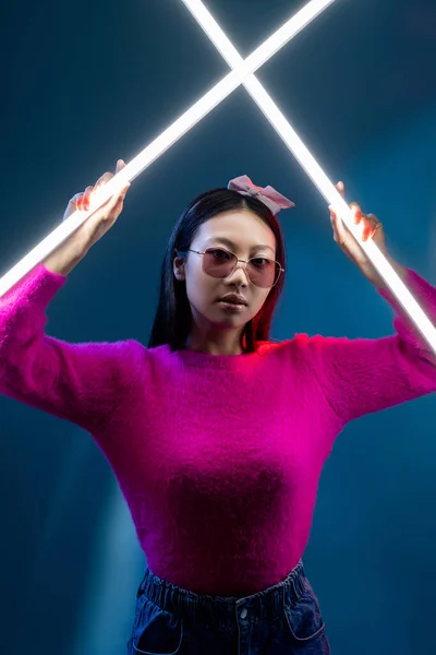 Cyberpunk ludzie neon światło dziewczyna w glamour różowy — Zdjęcie stockowe