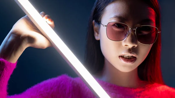 Kolor światło twarz cyberpunk piękno neon Azji dziewczyna — Zdjęcie stockowe