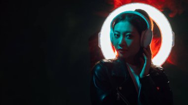 Siber müzik gecesi kulaklıklı neon ışıklı kız