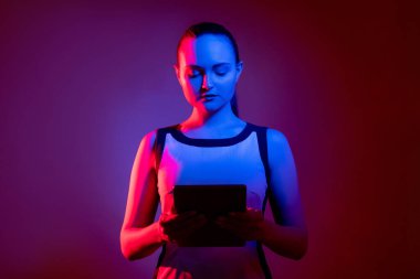 siber iletişim ict ağı neon kadın tableti