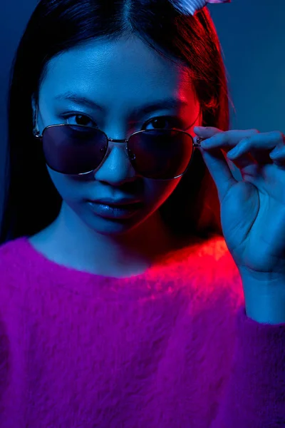 Noc neon portret okulary Azji dziewczyna okulary przeciwsłoneczne — Zdjęcie stockowe