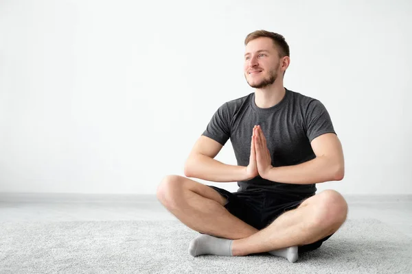 Équilibre yoga heureux homme maison méditation paisible — Photo