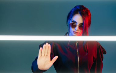 Ayrımcılığı durdur neon ışıklı portre kadın hayır