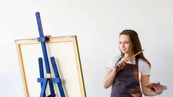 Artista femenina inspirada creación de pintura de imagen —  Fotos de Stock