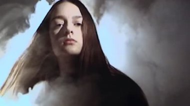 Retro vhs video 80 'lerin disko hatalısı dans eden kadın