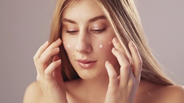 Cuidado facial hermosa mujer suave tratamiento de la piel — Vídeos de Stock