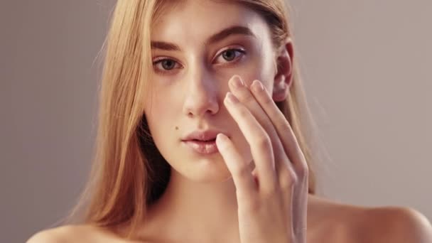 Beauté féminine soin du visage soyeux levage lisse — Video