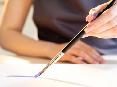 Sanat okulu bayan ressam sanatsal aletler yaratıcı