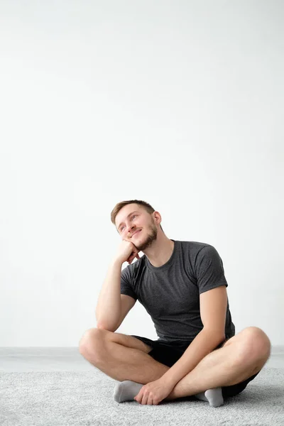 Dromerige man gelukkig zelf-isolatie plannen doelen — Stockfoto