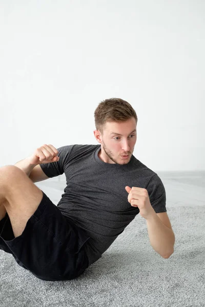 Спортивный человек домашняя тренировка ABS фитнес тренировки — стоковое фото
