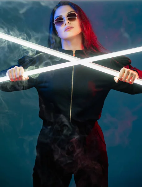 Cyberpunk fighter laser wojna kobieta z LED kije — Zdjęcie stockowe