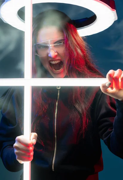 Loco luchador cyberpunk apocalipsis enojado neón mujer — Foto de Stock