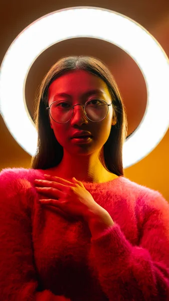 Neon światło ludzie cyberpunk portret dziewczyna aureola — Zdjęcie stockowe