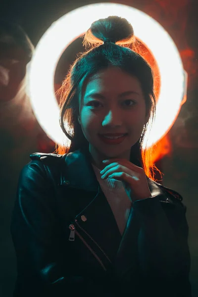 Färg natt porträtt cyberpunk människor asiatiska flicka — Stockfoto