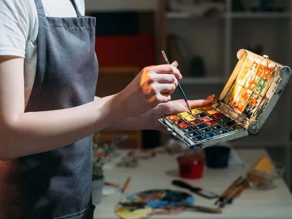 Estúdio de arte artista feminina escolher pintura a cores — Fotografia de Stock