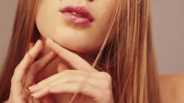 Naturlig skönhet blond kvinna dekorativ kosmetisk — Stockvideo
