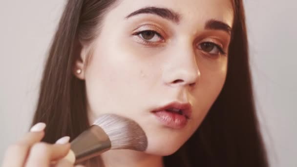 Cuidado suave de la piel belleza femenina aspecto natural — Vídeo de stock