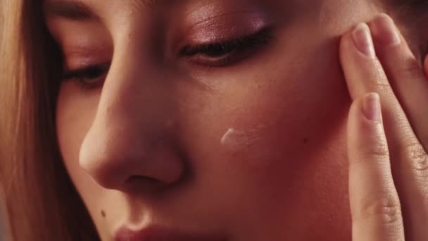 Női szépség arc ellátás tökéletes bőr finom — Stock videók