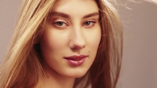 Натуральная красота изящная женщина нежные волосы — стоковое видео