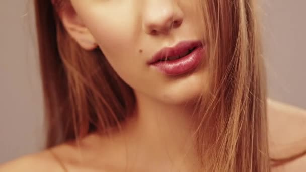 Cosmétique décorative jolie femme soin des lèvres beauté — Video