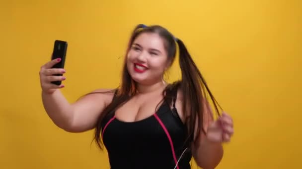 Blog vídeo feliz plus size mulher corpo positivo — Vídeo de Stock