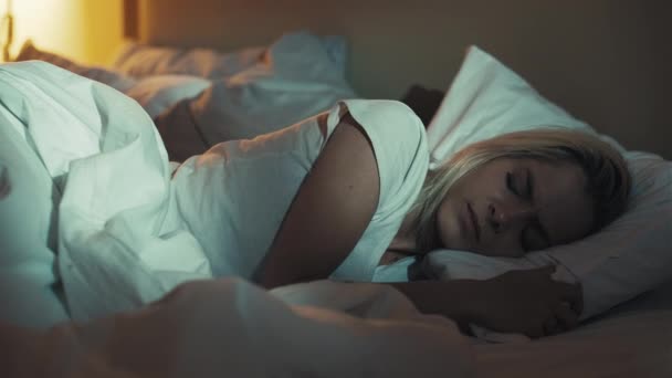 Uyku düzensizliği. Yatakta huzursuz bir kadın. — Stok video