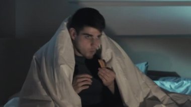 Akşamları evde eğlence, heyecanlı adam spor televizyon izliyor.