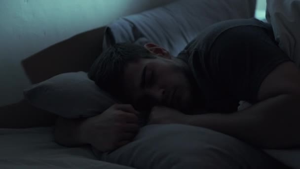 Insônia noturna distúrbio do sono perturbado homem na cama — Vídeo de Stock