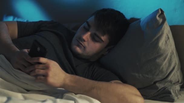 Gadget nuit internet insomnie homme téléphone au lit — Video