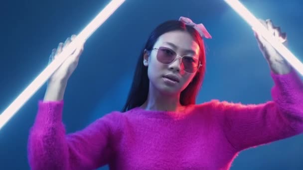 Neon luce persone cyberpunk moda glamour ragazza — Video Stock