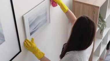 Temizlikçi kadın ev hijyen oda servisi