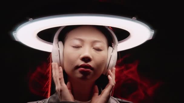 Música chill cyberpunk gente chica en auriculares — Vídeos de Stock