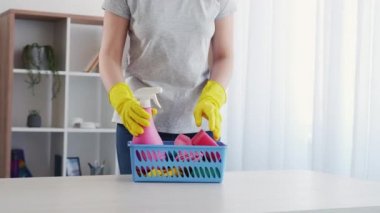 Temizleyici kadın ev işi rutin deterjan araçları