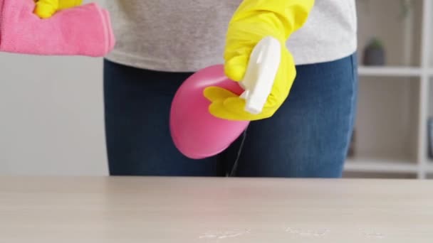 Schoonmaakmiddelen thuis hygiëne huisvrouw routine — Stockvideo