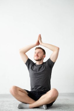 Yoga alıştırması insana evde meditasyon yaptırır.
