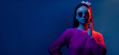 Neon ışıklı kız siber punk afişi mavi kırmızı renkte