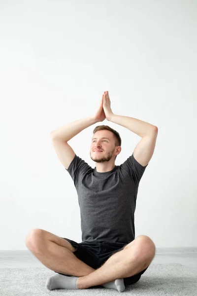 Yoga pratique inspiré homme maison méditation — Photo