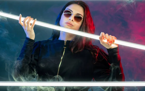 Futurystyczne życie nocne cyberpunk kobieta w neon pary — Zdjęcie stockowe