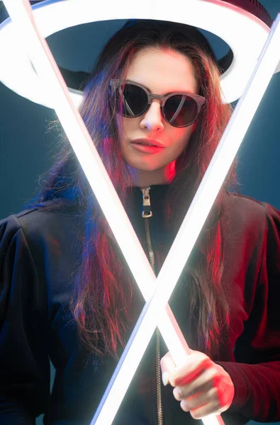 Sci-fi portrét cyberpunk žena s LED halo záře — Stock fotografie