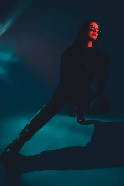 Rock Frau Grunge Mode rotes Neonlicht auf dunkel — Stockfoto