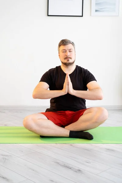 Практика йоги спокойный человек дома тренировки гармонии — стоковое фото