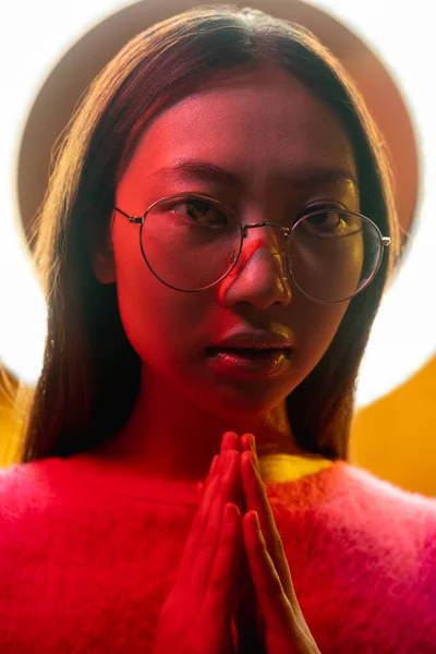 Modlitwa portret kolor światło twarz neon dziewczyna aureola — Zdjęcie stockowe