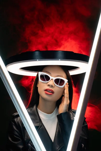 Cyberpunk twarz okulary moda neon dziewczyna okulary — Zdjęcie stockowe