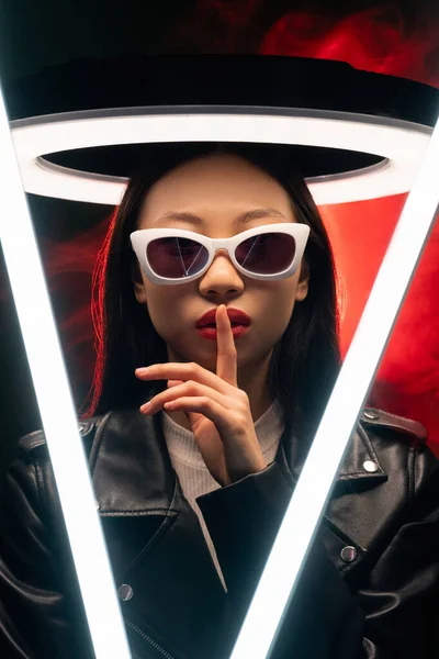 Cyberpunk ludzie cisza gest neon światło dziewczyna — Zdjęcie stockowe