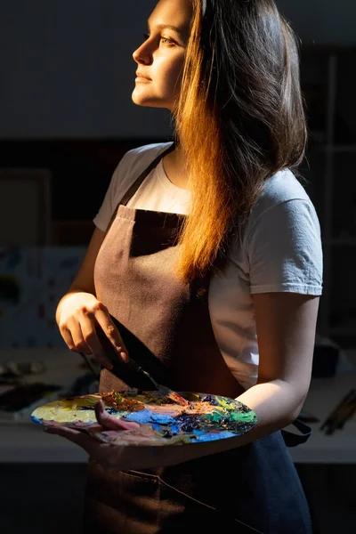 Artista feminina inspirada gostando de pintura criativa — Fotografia de Stock