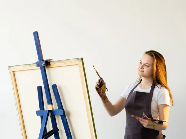 Artista feminina processo criativo desfrutando de momento — Fotografia de Stock