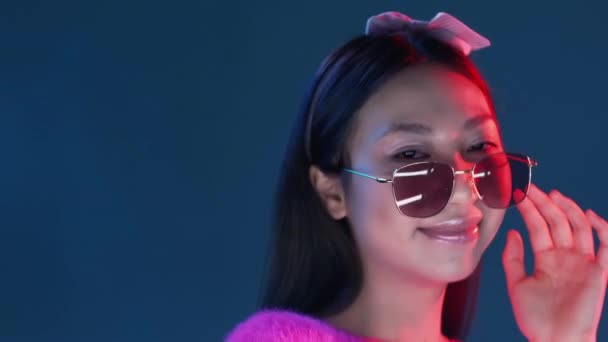 Gafas de vista moda neón luz cara chica en gafas de sol — Vídeos de Stock