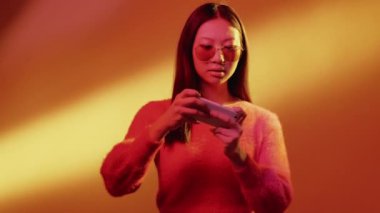 mobil oyun renk ışık kız telefonda oynuyor