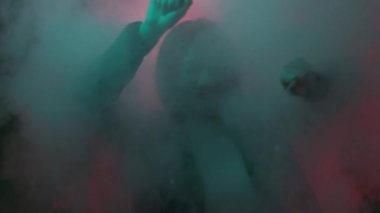 Gece partisi rengi hafif insanlar dans eden kız dumanı