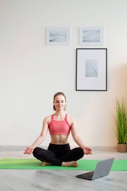 Evde mutlu, zayıf, sağlıklı bir kadın yetiştirmek.